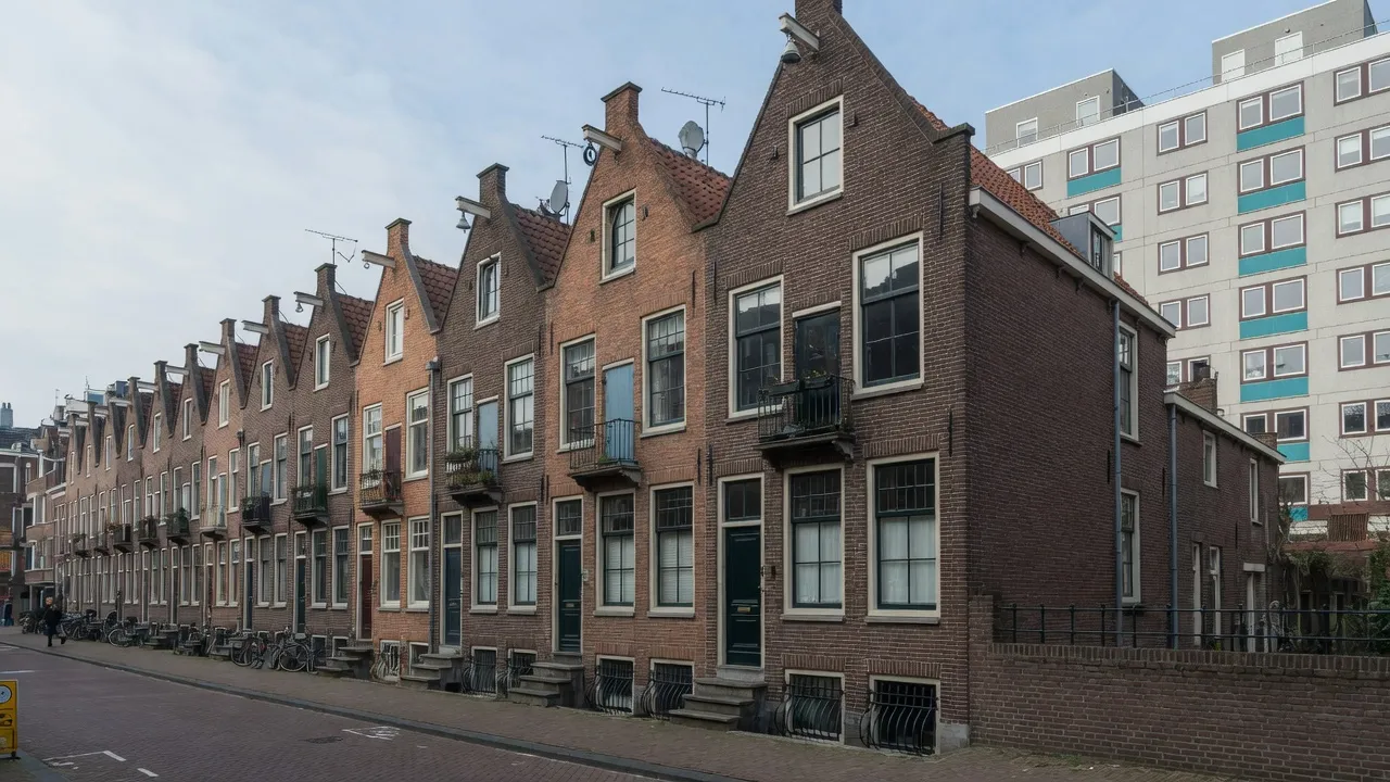Straat met vooroorlogse woningen in Rotterdam